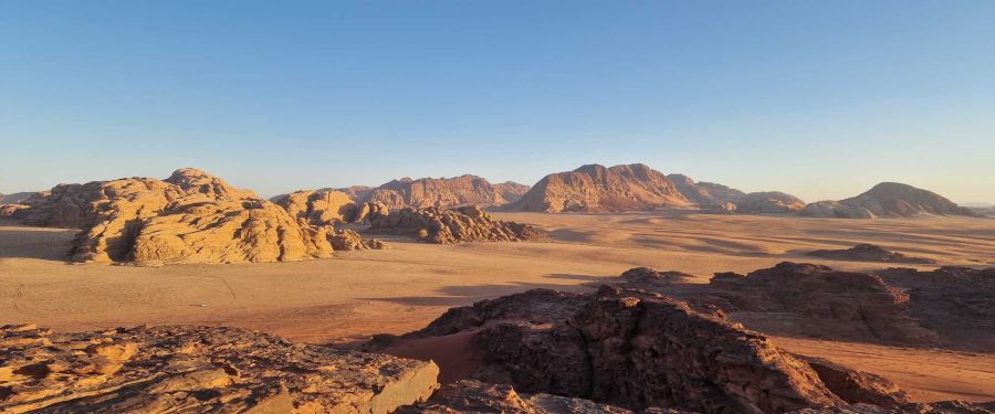 صورة بانورامية للمملكة الأردنية الهاشمية تظهر جمال صحراء وادي رم